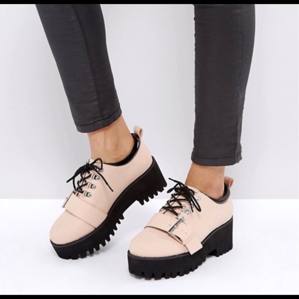 Like new buckle shoes